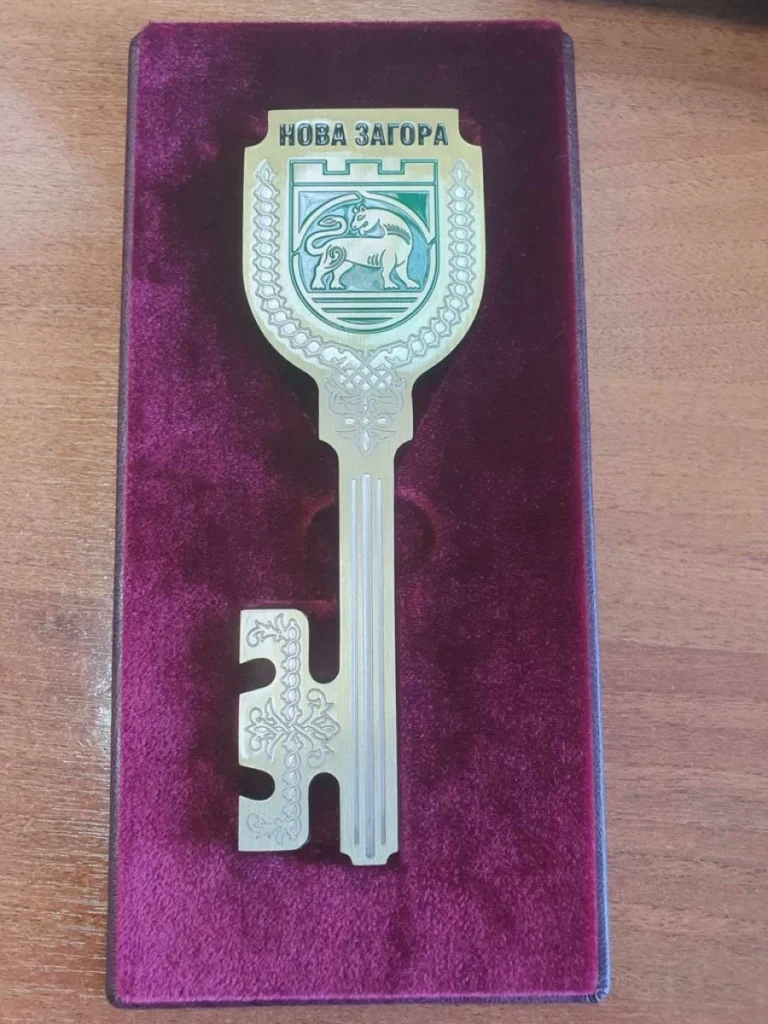 метален ключ